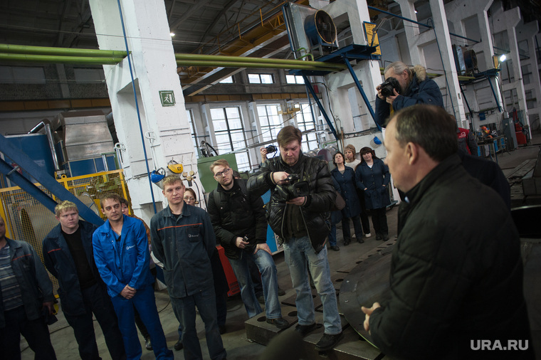 На заводе работает много молодежи — у них семьи и кредиты, а заводской работы в Артемовском, по сути, больше нет
