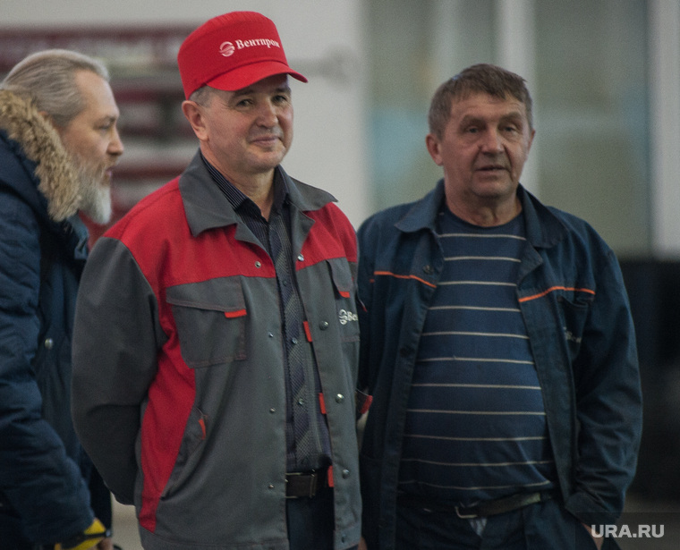 Николай Никонов (в центре) говорит, что на заводе последние три месяца было работать очень нервно.