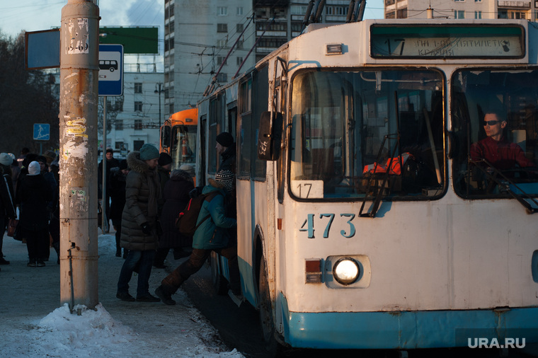 Общественный транспорт Екатеринбурга, остановка, троллейбус, общественный транспорт, троллейбус17, пассажиры