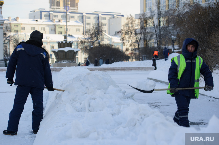Зимний Екатеринбург, площадь труда, уборка снега, дворники, снег в городе