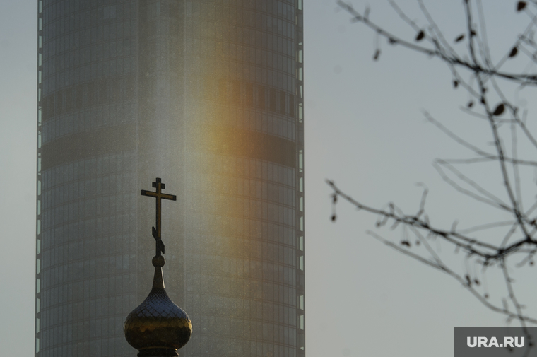Солнечное гало в Екатеринбурге, крест, церковь, радуга, небоскреб, вера, христианство, часовня святой екатерины, бц высоцкий, рпц, спектр, солнечное гало, православие