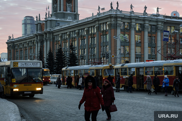 Общественный транспорт. Екатеринбург, администрация екатеринбурга, трамвайная остановка, площадь 1905 года
