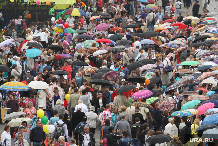 День города, Екатеринбург, 14.08.16, горожане, зонт, ливень, дождь, толпа
