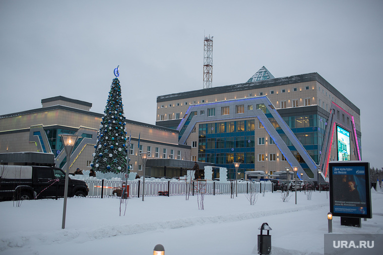 Офис Газпром добыча Ноябрьск, новогодняя елка, газпром ноябрьск
