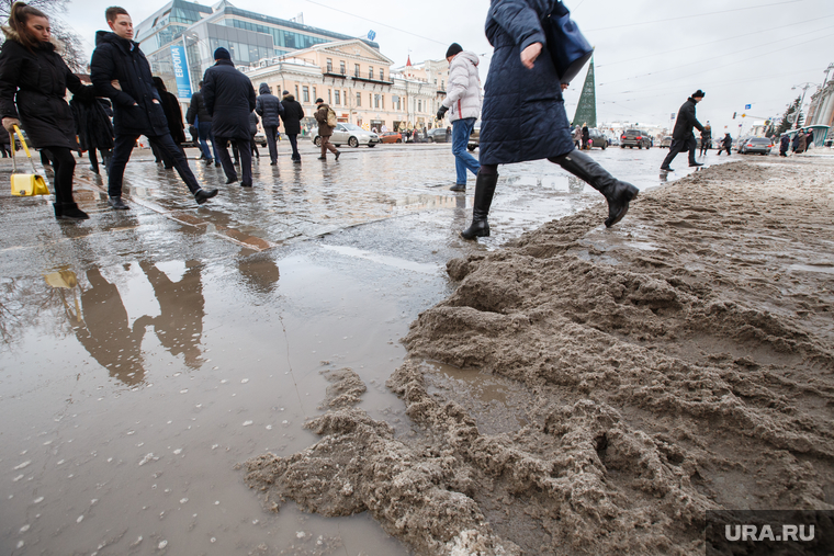 Лужи, грязь, снег в городе. Екатеринбург, лужи, грязь, пешеходы, грязный снег, горожане, екатеринбуржцы
