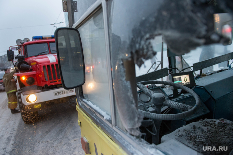 Пожар в троллейбусе на перекрестке Мамина Сибиряка - Малышева. Екатеринбург, пожарная машина, кабина водителя, последствия пожара