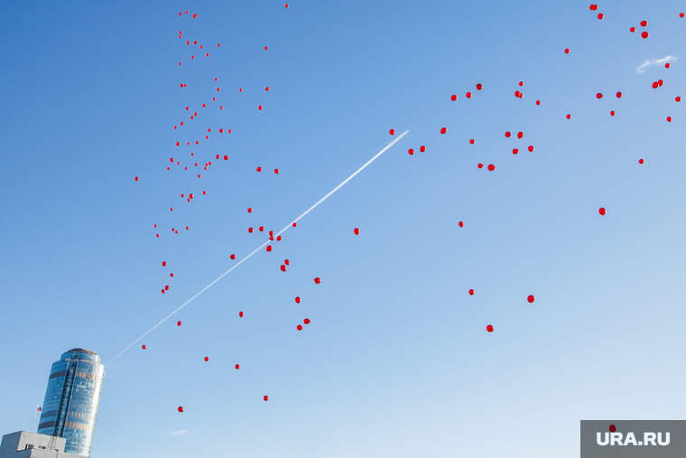 Запуск часов отсчитывающих время до ЧМ-2018 в Екатеринбурге, бц высоцкий, небо, воздушные шарики, праздник