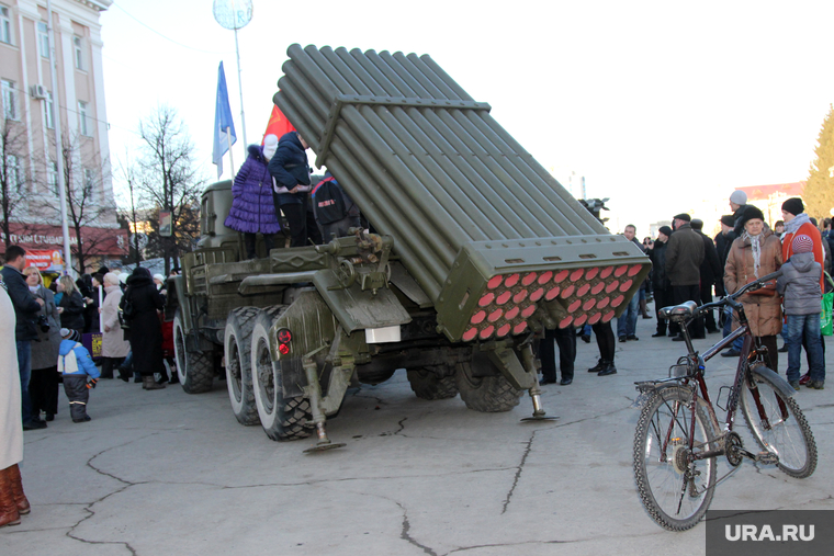 Митинг в честь присоединения Крыма к России
Курган, военная техника, град