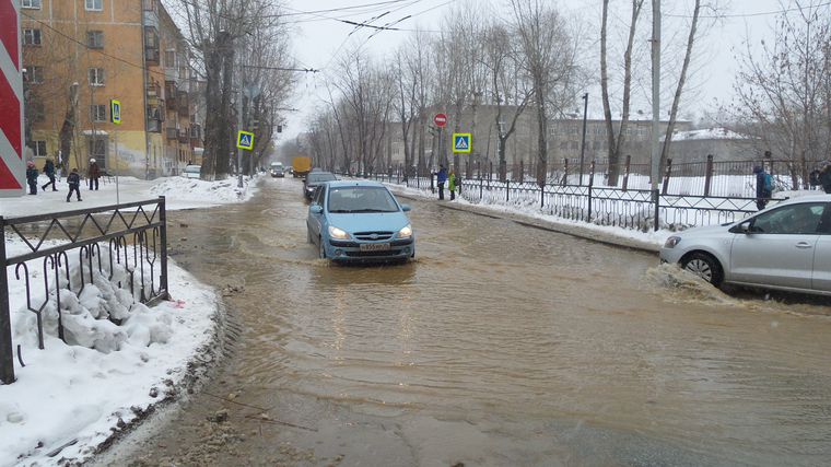 На месте потопа работают несколько аварийных бригад