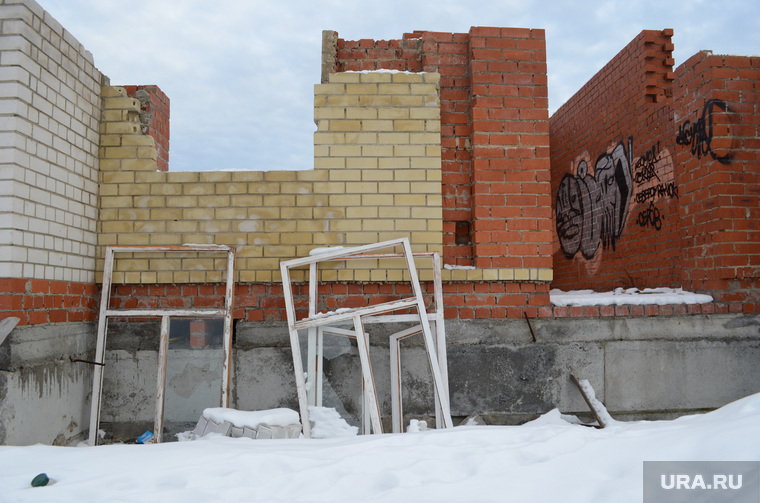 Заброшенная стройка на Заславского, 20. Серов, недостроенный дом, фундамент