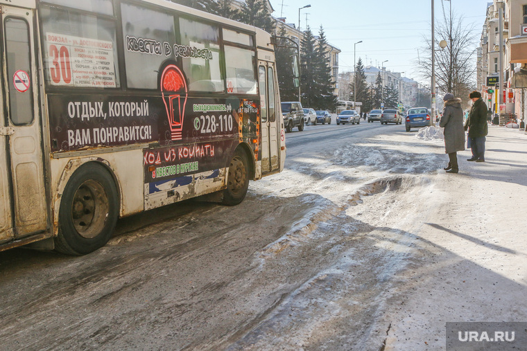 Проблемы уборки дорог от снега  в Кургане
, колея, автобус, остановочный комплекс, наледь на дороге