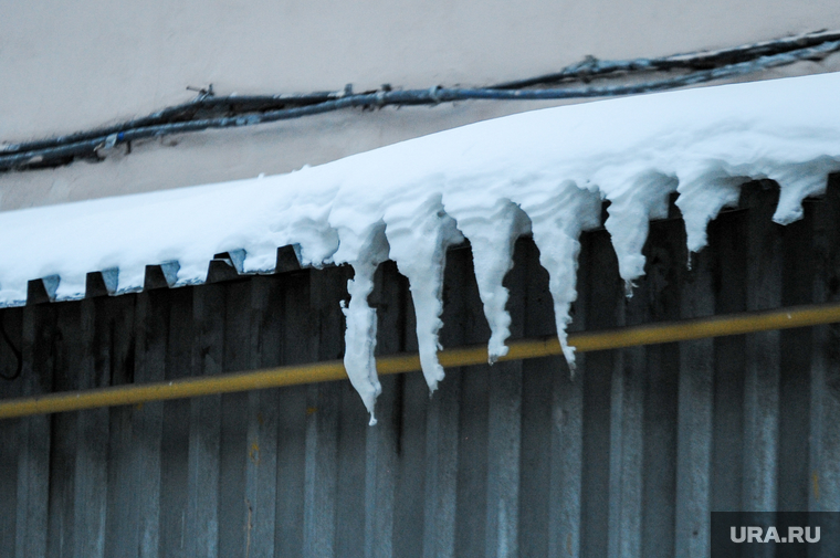 Сосульки, снег на крышах и грязь. Екатеринбург, сосульки, снег на крыше