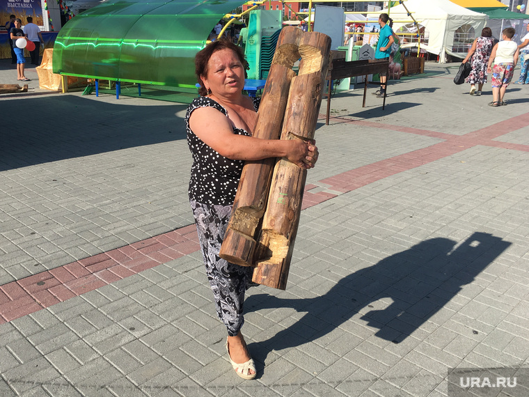 АГРО 2016 выставка Челябинск, женщина с бревном