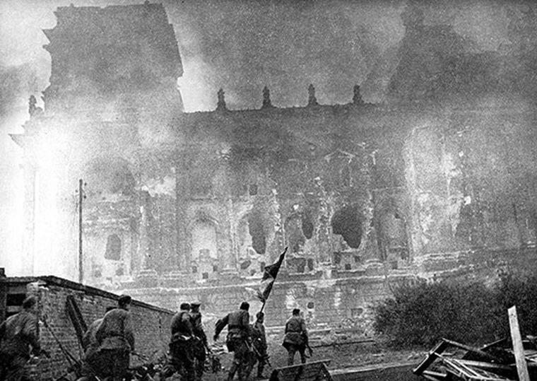 В 1945 году Рейхстаг штурмовали советские солдаты