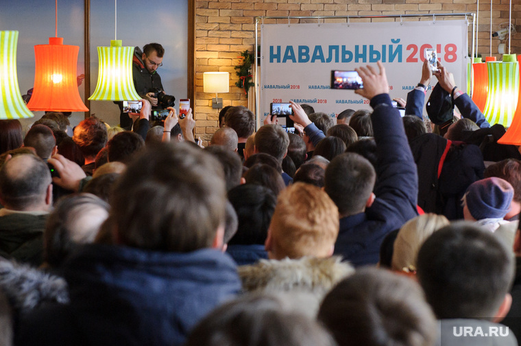 Встреча Навального и Волкова с волонтерами прошла за закрытыми от СМИ дверями.