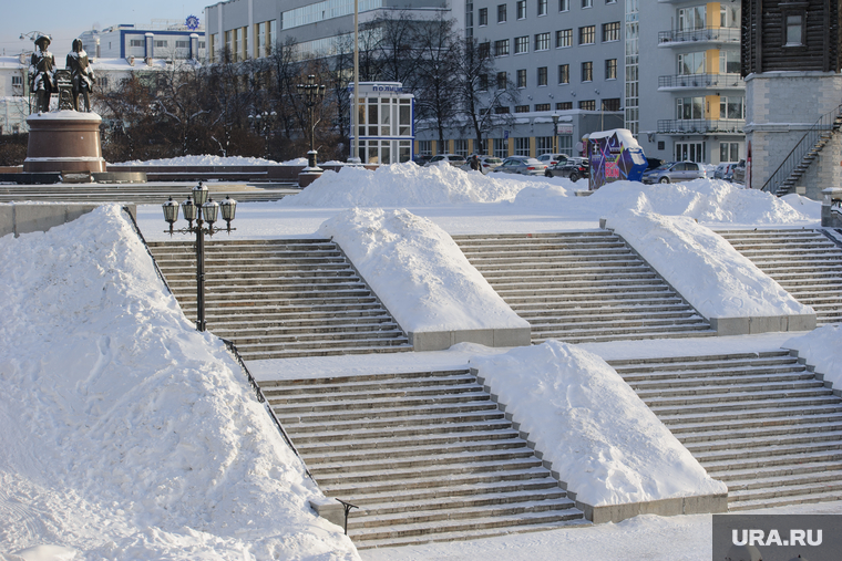 Зимний Екатеринбург, площадь труда, исторический сквер, зима, сугроб, памятник татищеву и де геннину, снег в городе, лестница
