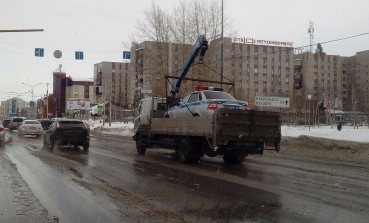 Сургутяне гадают, что могло стать причиной эвакуации полицейской машины