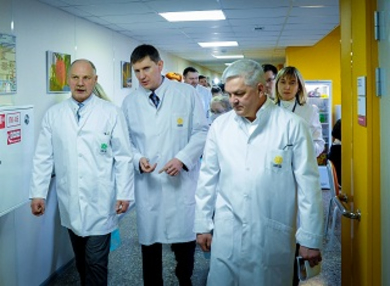 Максим Решетников (в центре) начал борьбу за качественную медицину