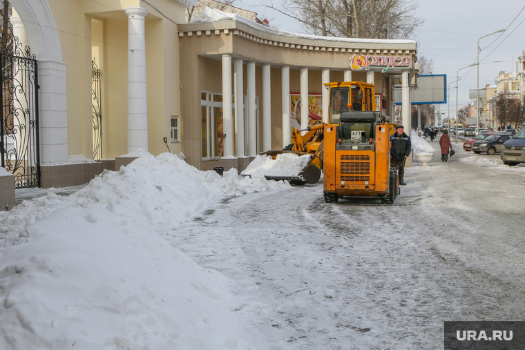 Очистка от снега центральных улиц города перед Советом безопасности.
Курган., уборка снега