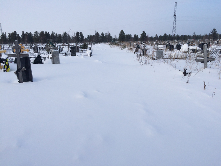 Жители Надыма жалуются на заваленное снегом кладбище