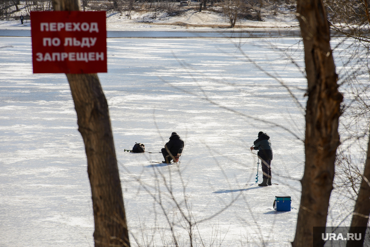 Рыбаки на Городском пруду. Екатеринбург, проход по льду запрещен, зимняя рыбалка