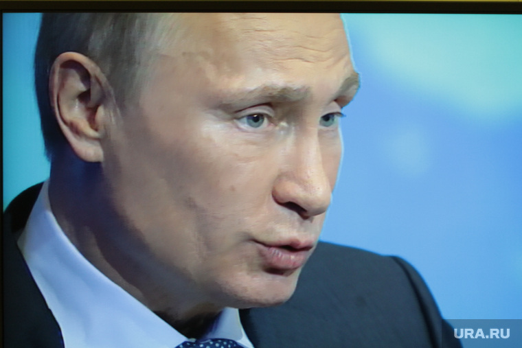 Владимир Путин на пленарном заседании форума ОНФ.
Фото с экрана телевизора . Москва