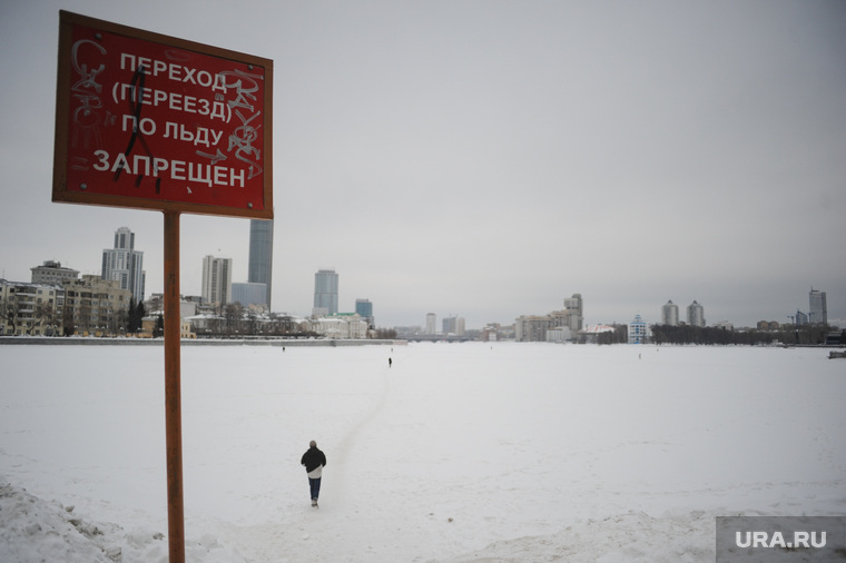 Ожидание Линн Трейси около Хаятта. Екатеринбург, запрещено, переход по льду, люди на льду