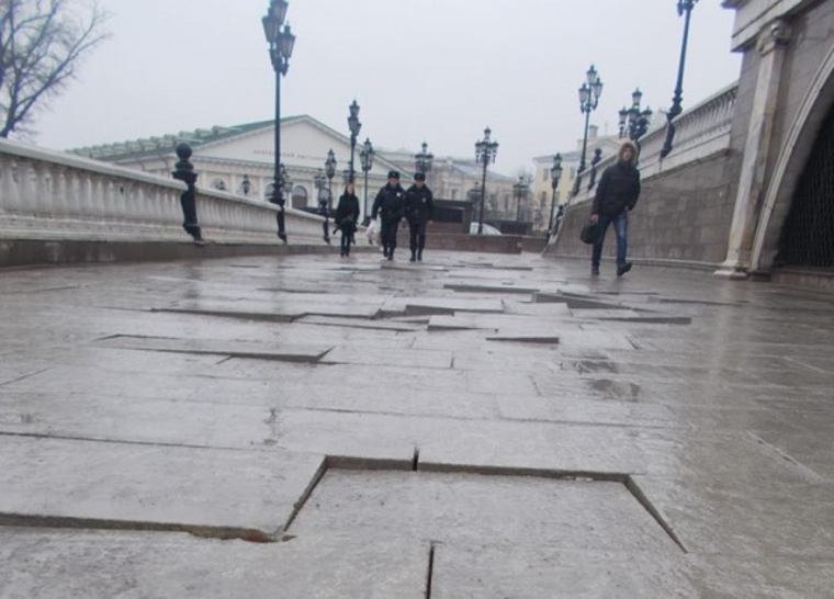Москвичи назвали реконструкцию дорог и тротуаров столицы «черным юмором»