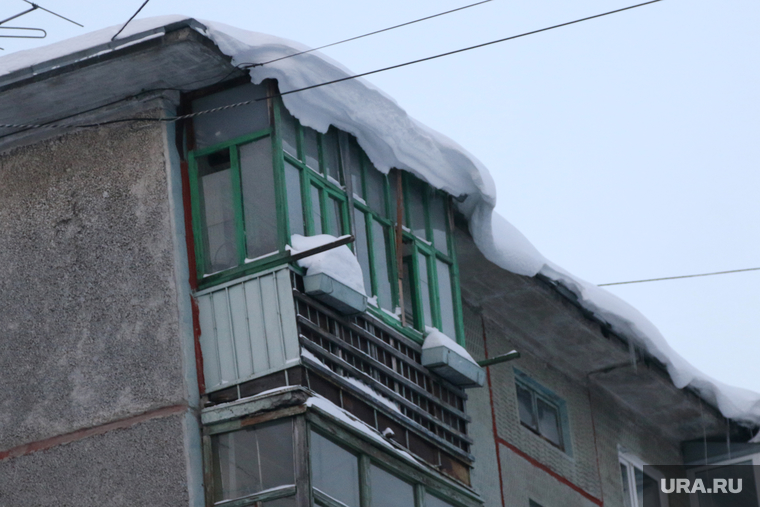 Город в снегу.
Курган., зима, снег на крыше