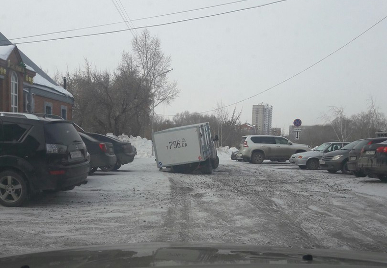 Грузовой автомобиль провалился на ул Максима Горького у входа в ЦПКиО