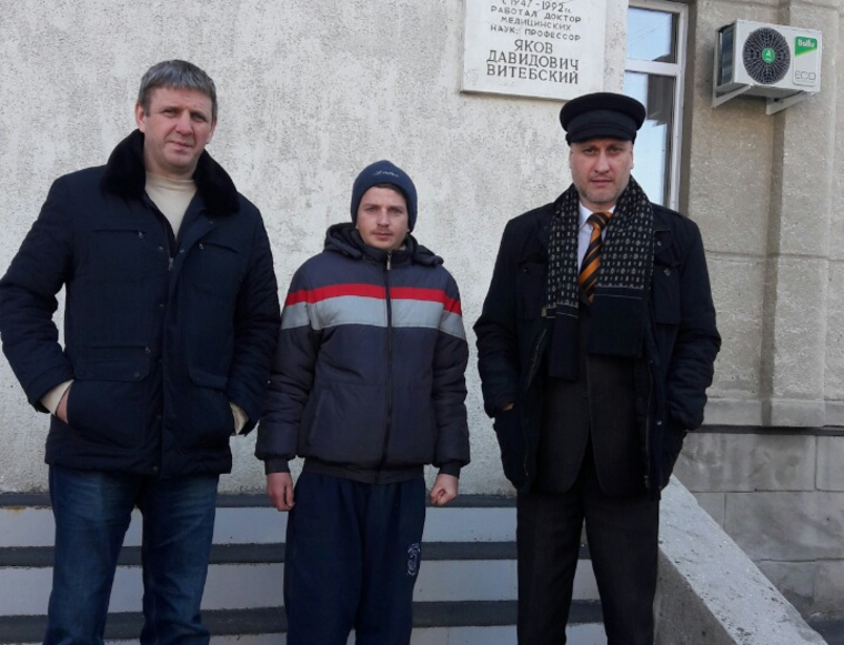 Правозащитник Александр Андрюков (справа) отстаивает интересы сироты Александра Максимова (в центре)