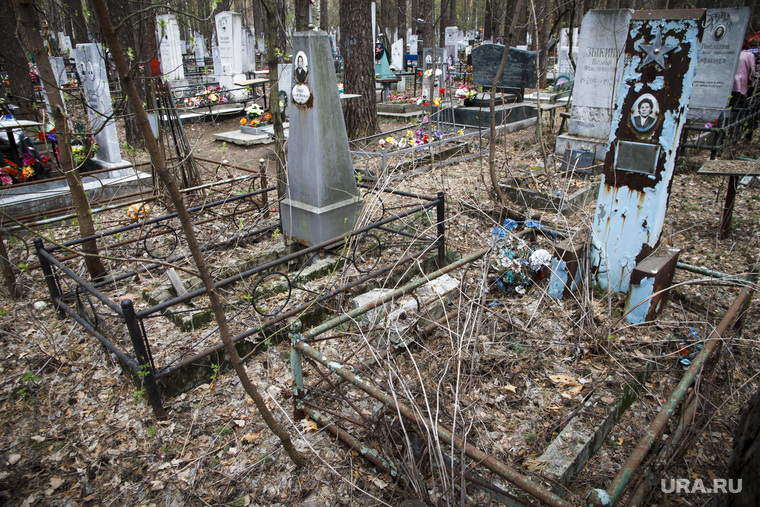 Родительский день. Северное и Широкореченское кладбища.
Екатеринбург, могилы, заброшенное