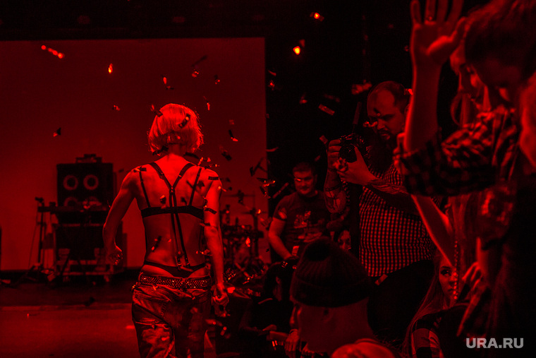 Клуб «Синий жук». Вечеринка в стиле Studio 54. Екатеринбург, тусовка, ночной клуб, синий жук, подиум