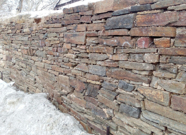Стена была построена около 150 лет назад, ее скрепляли металлические стяжки в виде "восьмерок"