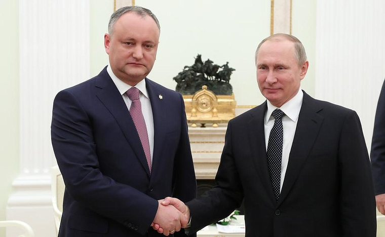 Додон приехал к Путину с извинениями и вином