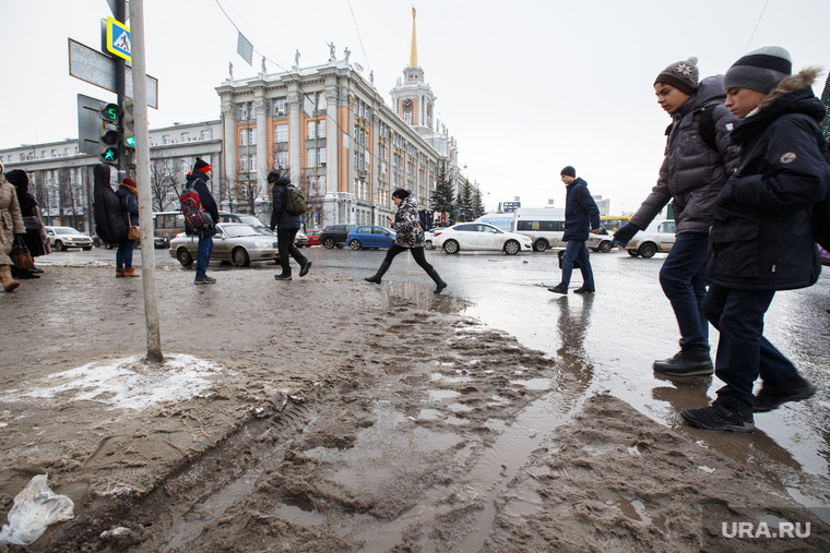 Лужи, грязь, снег в городе. Екатеринбург, лужи, грязь, грязный снег