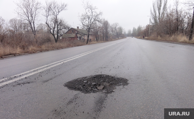 Девочка в Донбассе, асфальт, след от снаряда