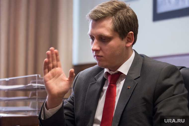 Александр Ивачев.
Первый день в должности первого секретаря обкома КПРФ по СО. Екатеринбург, ивачев александр, голосование