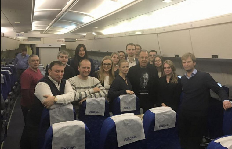 День рождения Сергею Лаврову пришлось отмечать в самолете