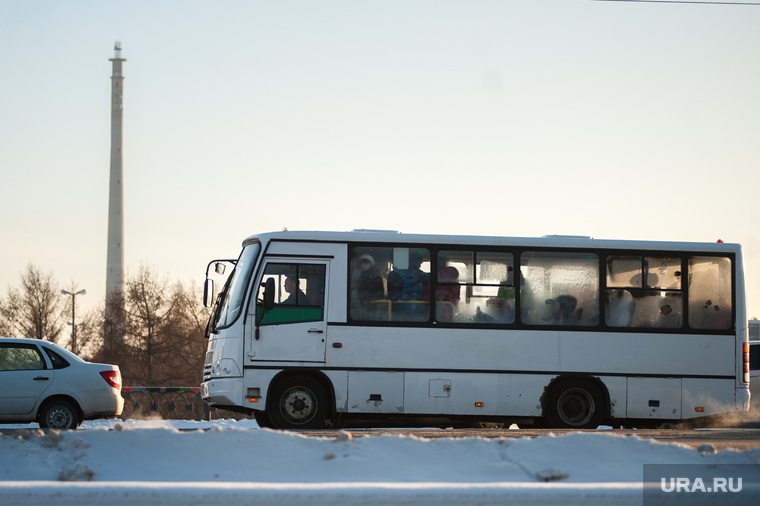 Общественный транспорт Екатеринбурга, зима, недостроенная телевышка, маршрутка