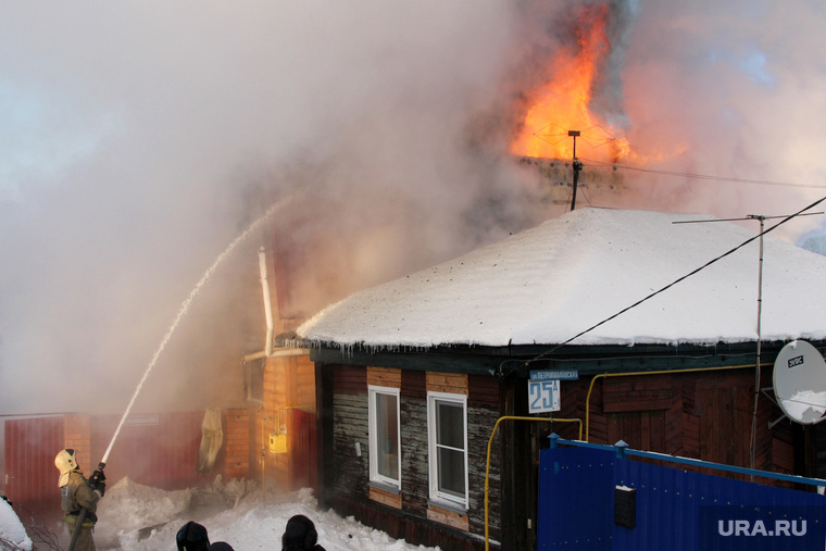 Пожар улица Петропавловская 25 А 2
Курган, пожар в доме