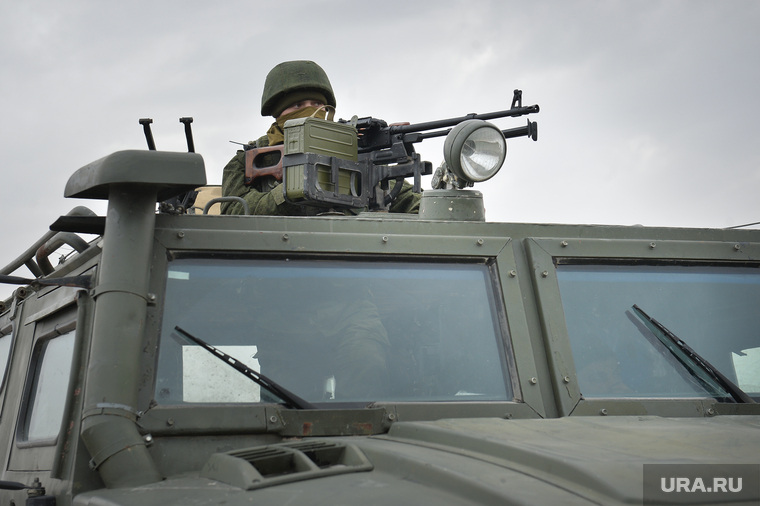 Безоружные украинские военные встретились с Российскими. Переговоры.Севастополь. Крым. Аэропорт Бельбек, целится, армия, военные, пулемет, солдат