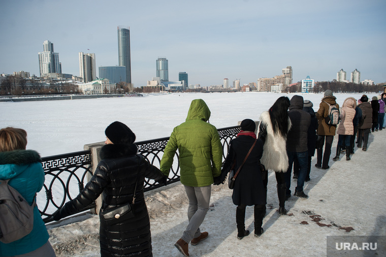 Акция протеста против строительства храма на воде. Екатеринбург, набережная исети, зима, екатеринбург-сити, городской пруд, акция обними пруд
