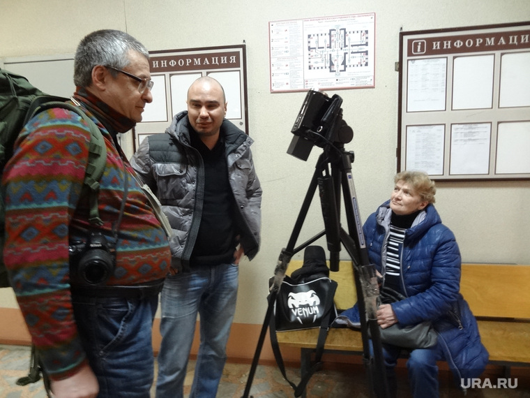 Адвокат Станислав Ильченко (в центре) обещает маме Руслана (справа), что защита попробует добиться разрешить им общаться