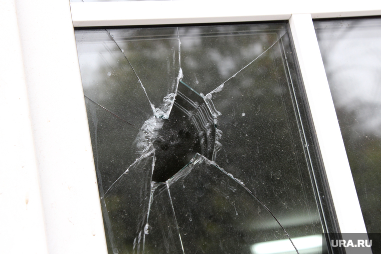 Разбитое окно в обкоме КПРФ
Курган, стекло, разбитое стекло, разбитое окно