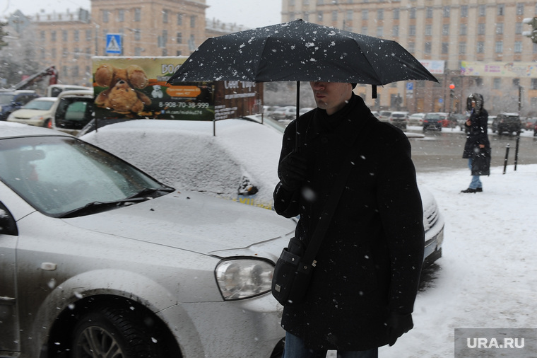 Снегопад в конце марта. Челябинск, снегопад, зонт