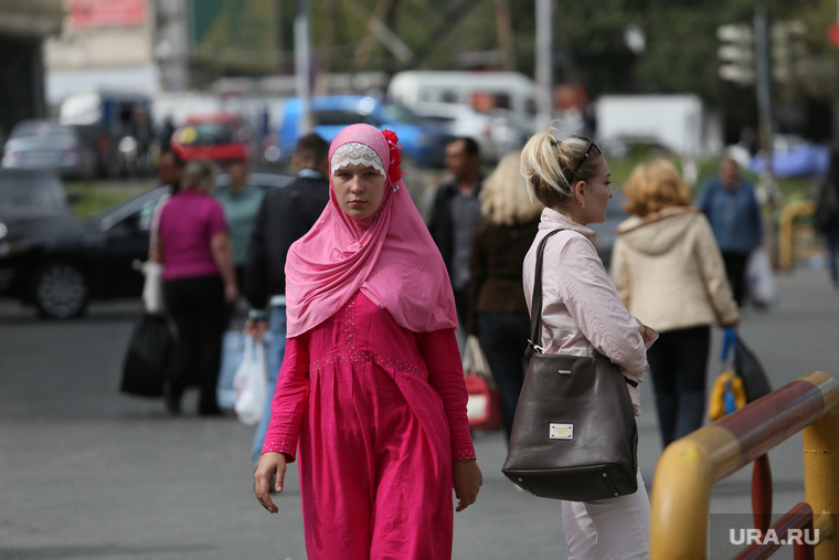 Шествие и митинг в поддержку мигрантов. Екатеринбург, мигранты, девушка, хиджаб, мусульманка