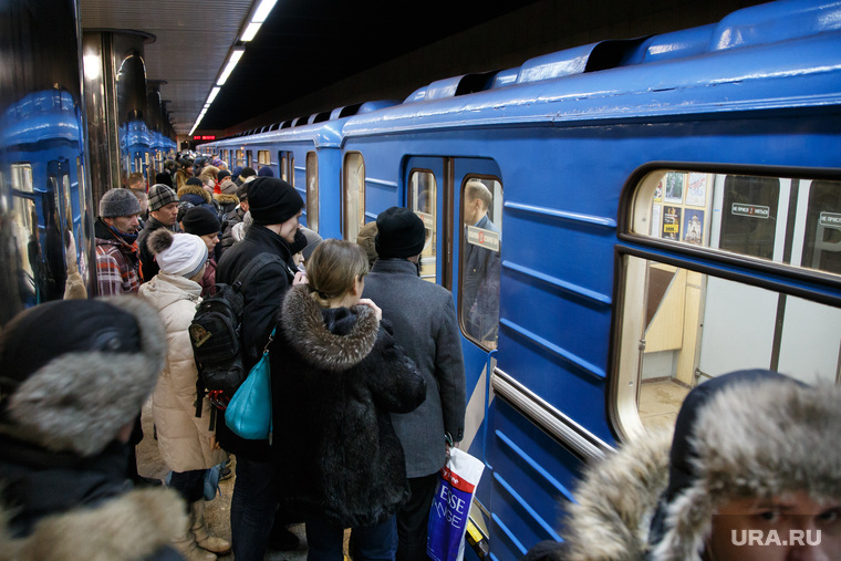 Утро в Екатеринбурге. Рассветное небо и метро, общественный транспорт, пассажиры, час пик, метрополитен, метро, проспект космонавтов