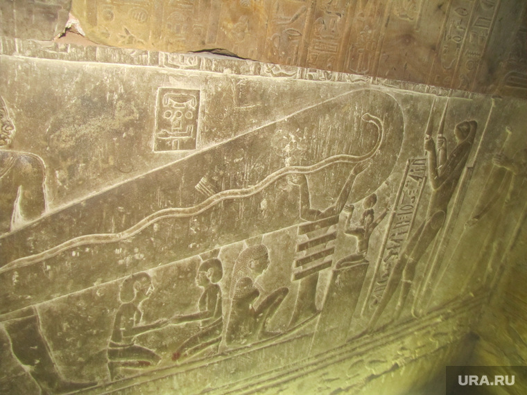 Египет, отдых туристов, надписи на храме, эко, искусственное оплодотворение, лампа хатхор