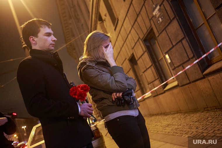 Теракт в Санкт-Петербурге (перезалил). Санкт-Петербург, свечи, плач, горе, печаль, теракт, соболезнования, цветы